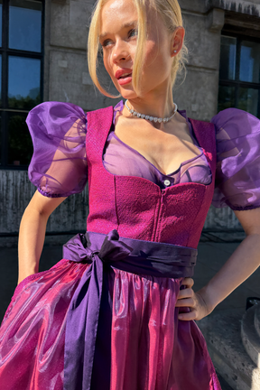 Lila Dirndl von MAÉST mit glänzender Schürze, handgefertigt, Mystique Diva