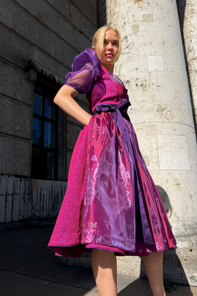 MAÉST Mystique Diva, Jacquard-Dirndl in Lila-Beere für die Wiesn