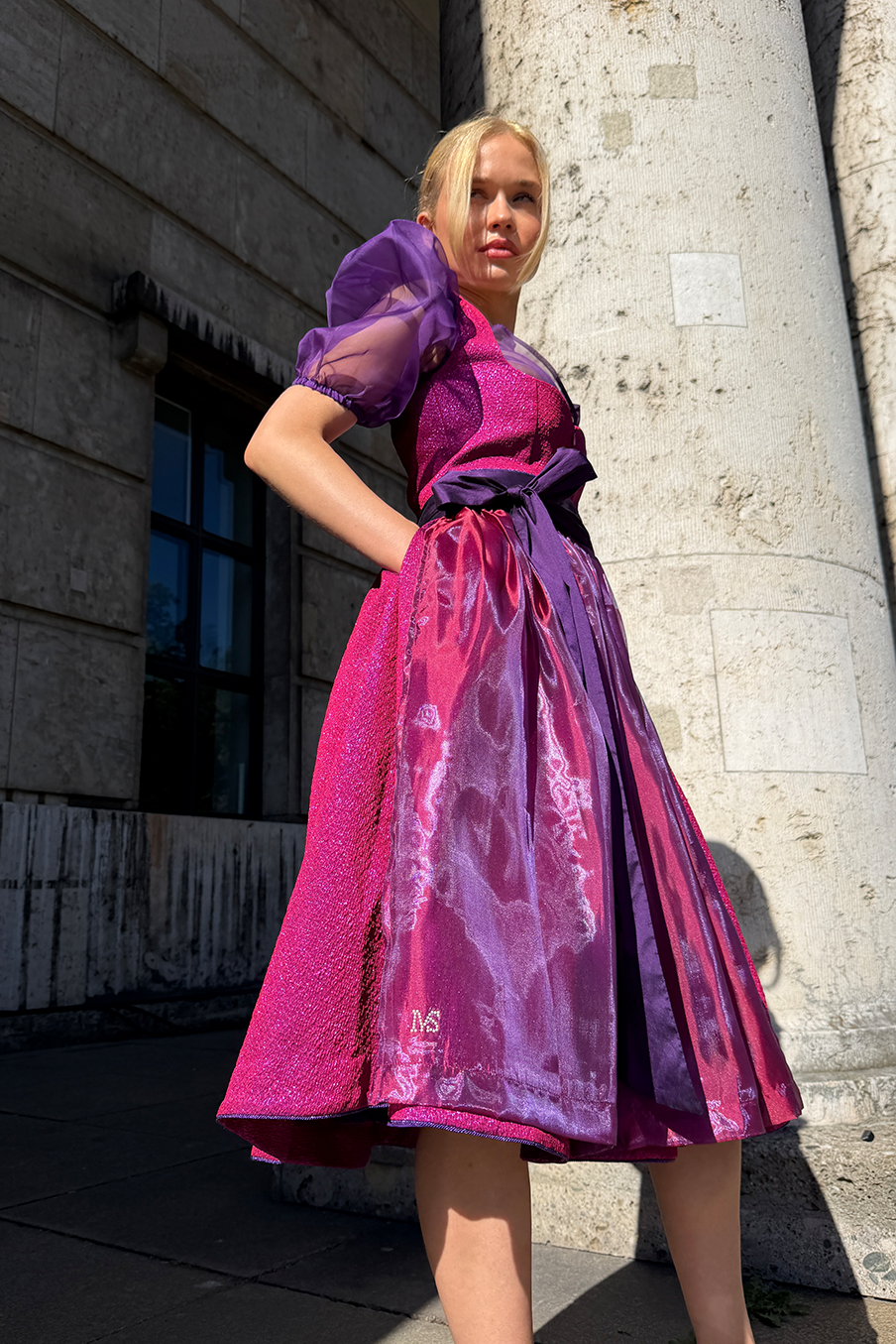 MAÉST Mystique Diva, Jacquard-Dirndl in Lila-Beere für die Wiesn