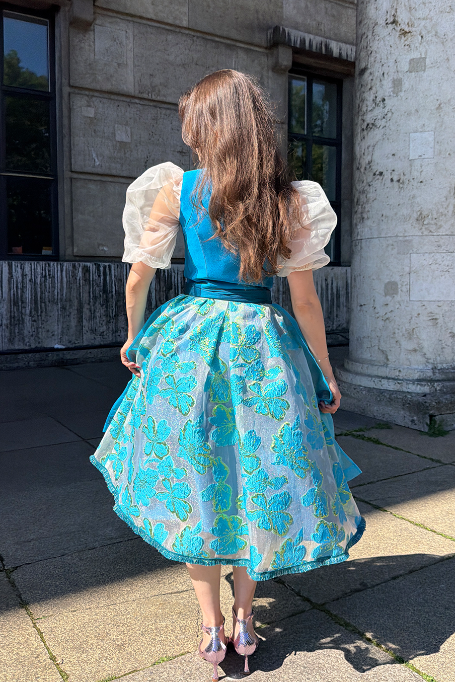 MAÉST Blossom Dream, blau-grünes Dirndl mit transparenter Schürze für die Wiesn