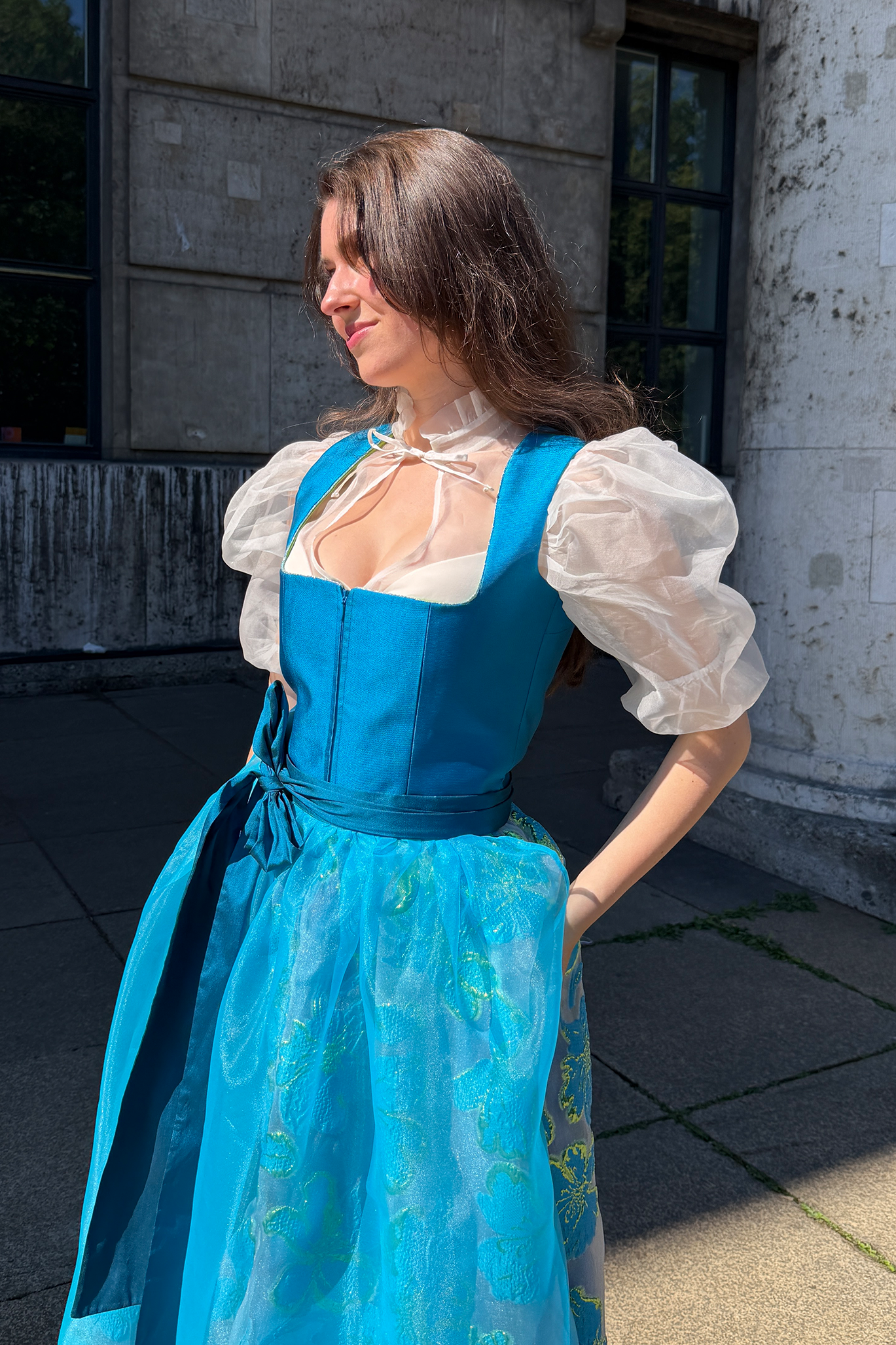 Blau-grünes Brokat-Dirndl von MAÉST, handgefertigt, Blossom Dream