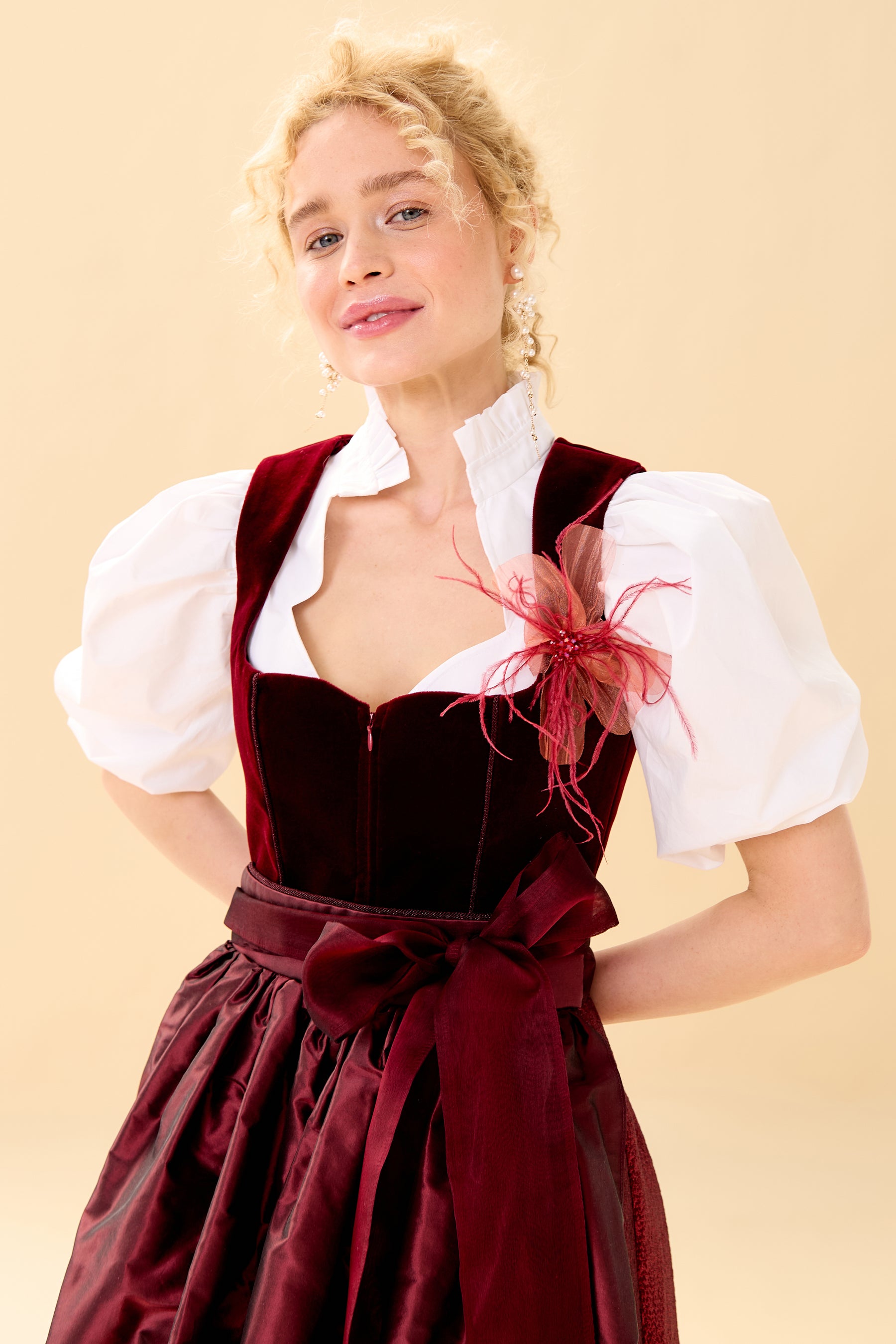 Weiße Dirndlbluse aus Baumwolle mit Puffärmeln, MAÉST Pearl Cotton