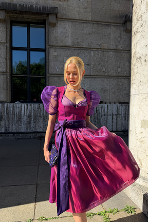 Lila schimmerndes Dirndl mit glänzender Schürze, MAÉST Mystique Diva