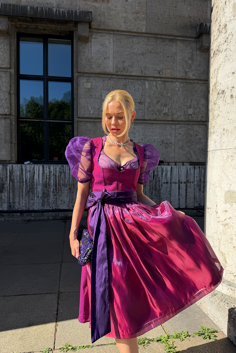 Lila schimmerndes Dirndl mit glänzender Schürze, MAÉST Mystique Diva