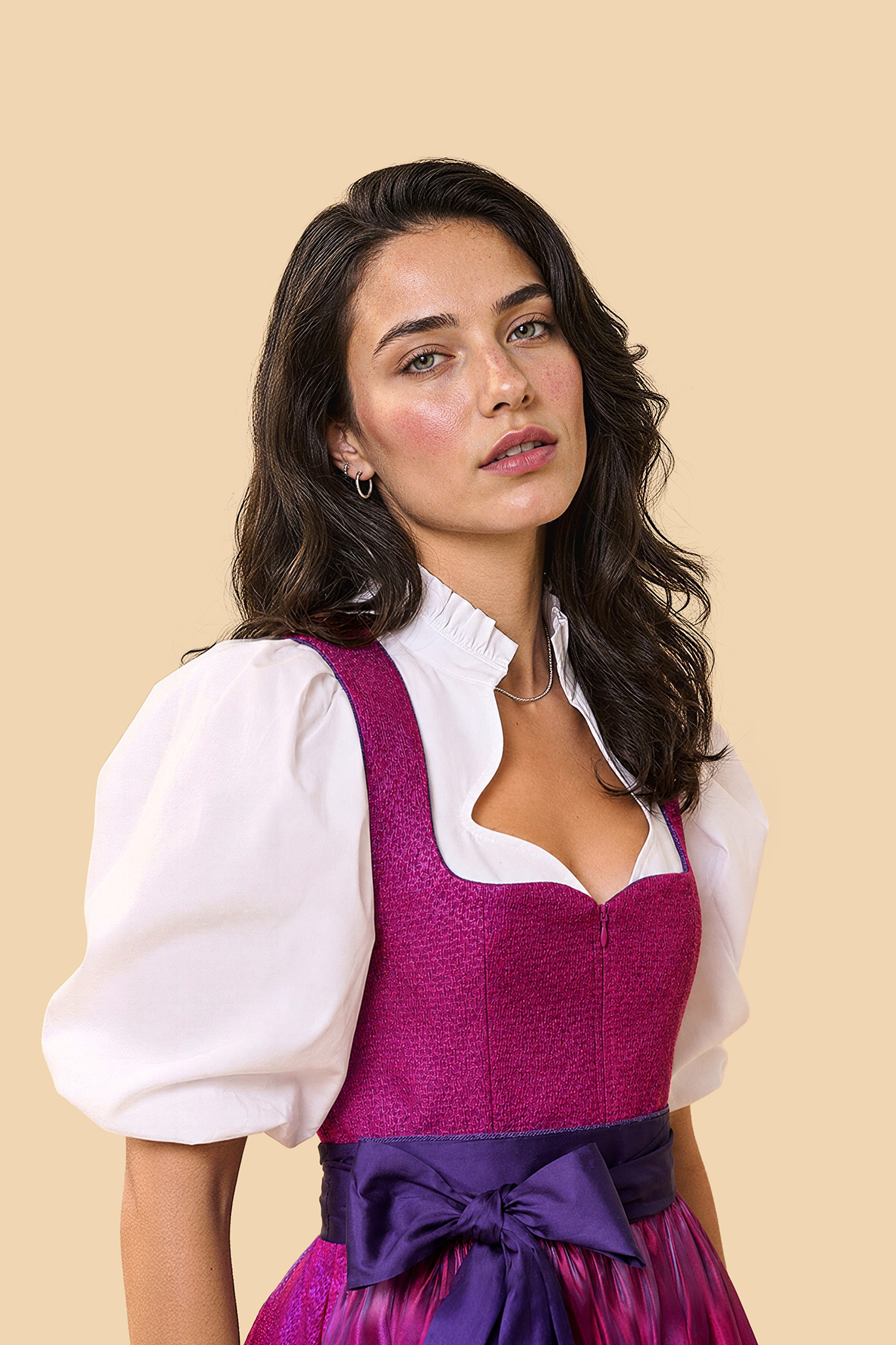 Detailansicht des lila Jacquard-Dirndls Mystique Diva von MAÉST