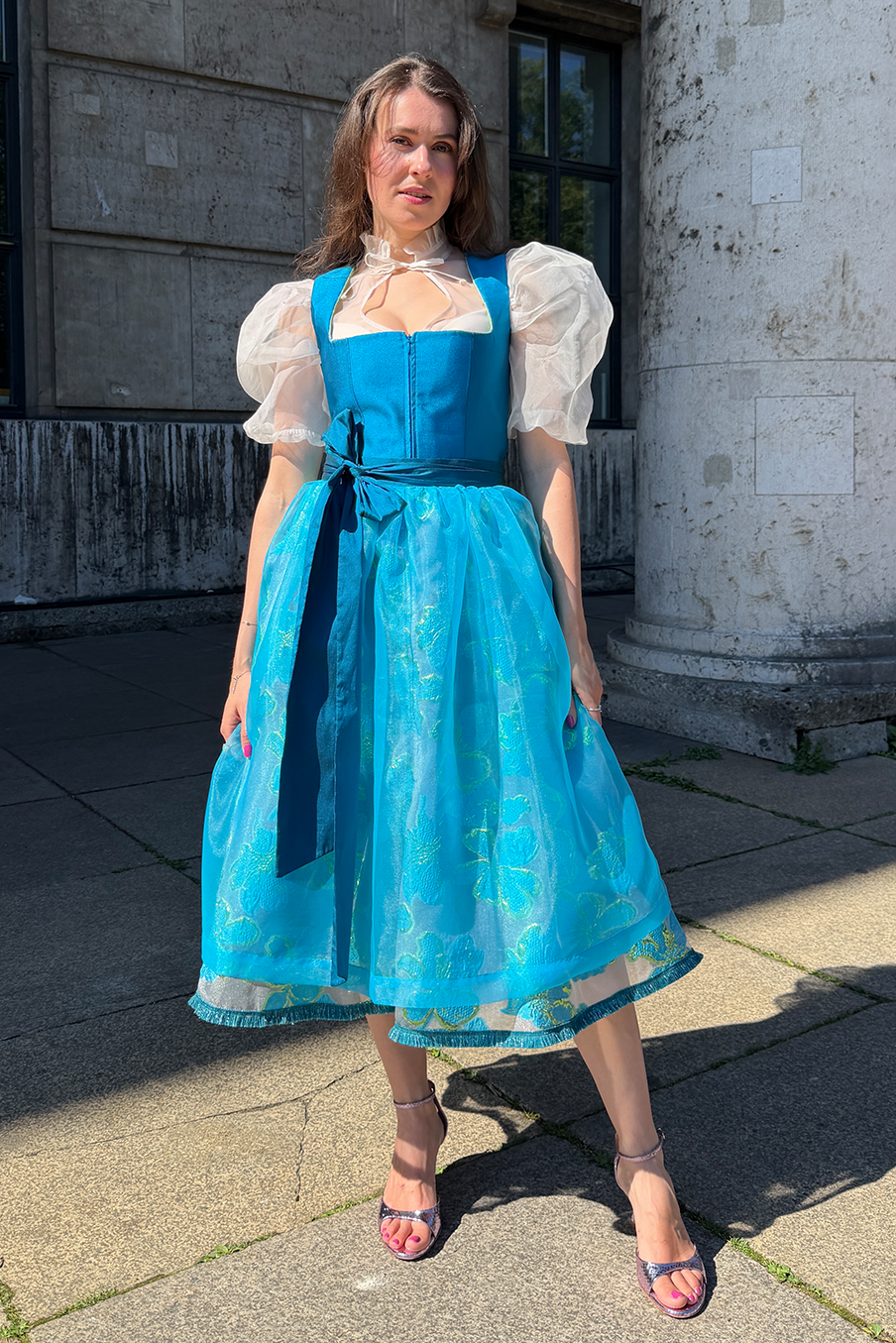 Schimmerndes Brokat-Dirndl in Blau und Grün, MAÉST Blossom Dream