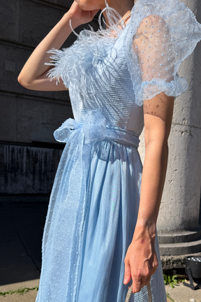 Eisblaues Dirndl von MAÉST mit schimmernder Schürze, Frozen Crystal