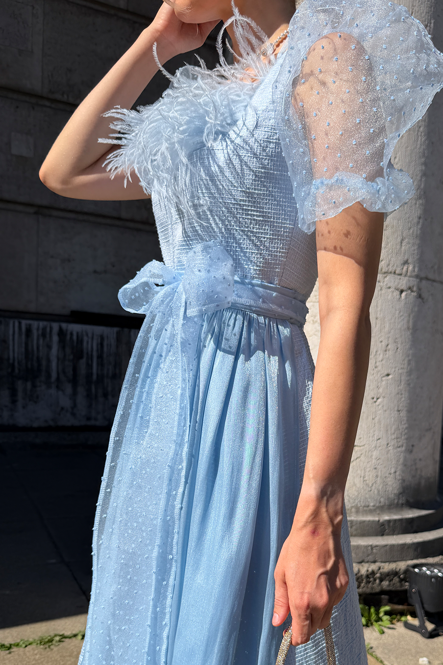Eisblaues Dirndl von MAÉST mit schimmernder Schürze, Frozen Crystal