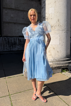 Eisblaues Jacquard-Dirndl mit schimmernder Schürze, MAÉST Frozen Crystal