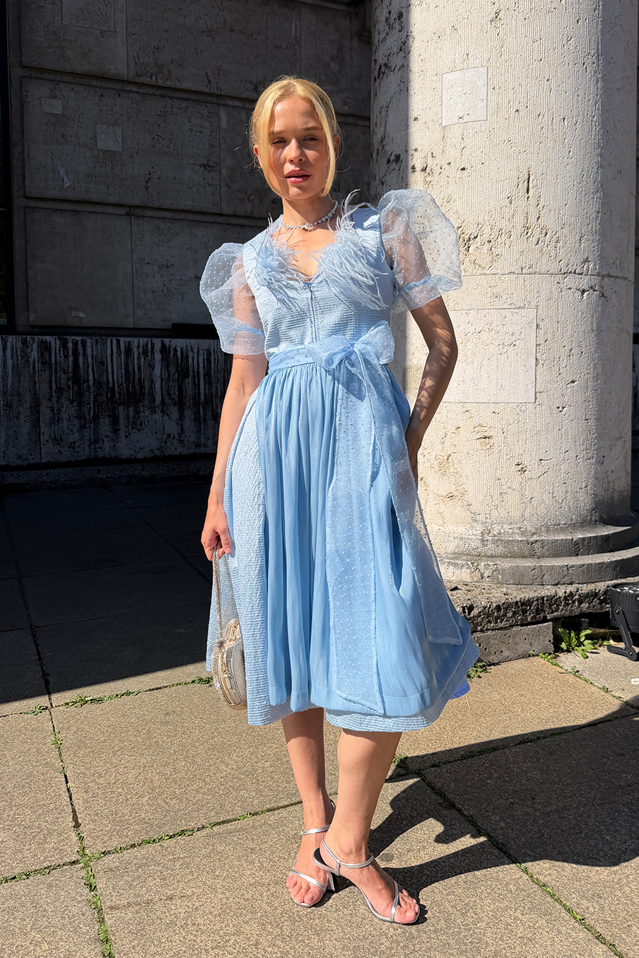 Eisblaues Jacquard-Dirndl mit schimmernder Schürze, MAÉST Frozen Crystal