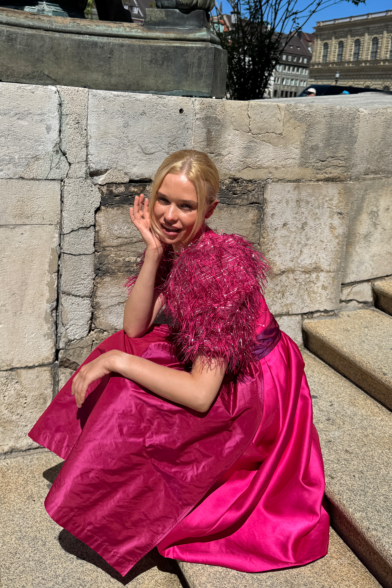 Pinkes Dirndl von MAÉST mit Jacquard-Mieder und glänzender Schürze, handgefertigt