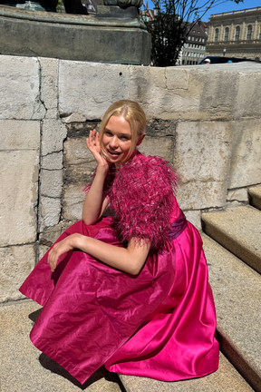 Pinkes Dirndl von MAÉST mit Jacquard-Mieder und glänzender Schürze, handgefertigt