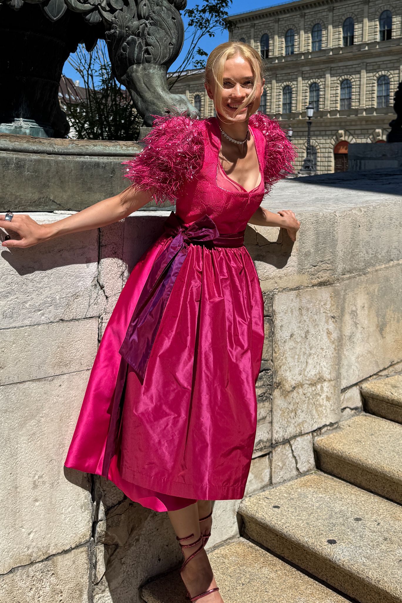 Pinkes Jacquard-Dirndl mit glänzender Schürze, MAÉST It Glam