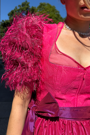 MAÉST It Glam, Dirndl in Pink-Beere mit eckigem Ausschnitt für die Wiesn