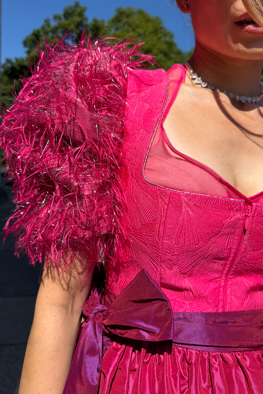 MAÉST It Glam, Dirndl in Pink-Beere mit eckigem Ausschnitt für die Wiesn